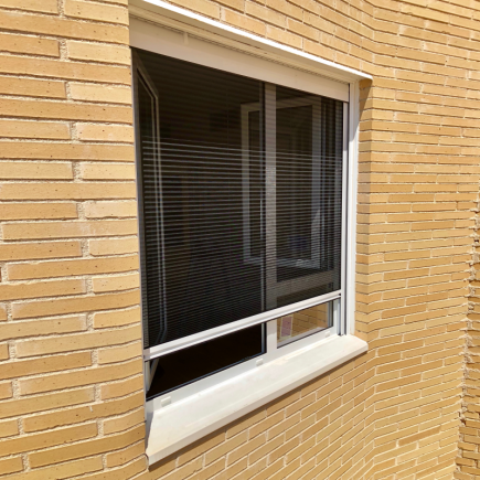 Esquinero para ventanas abatibles sin rotura